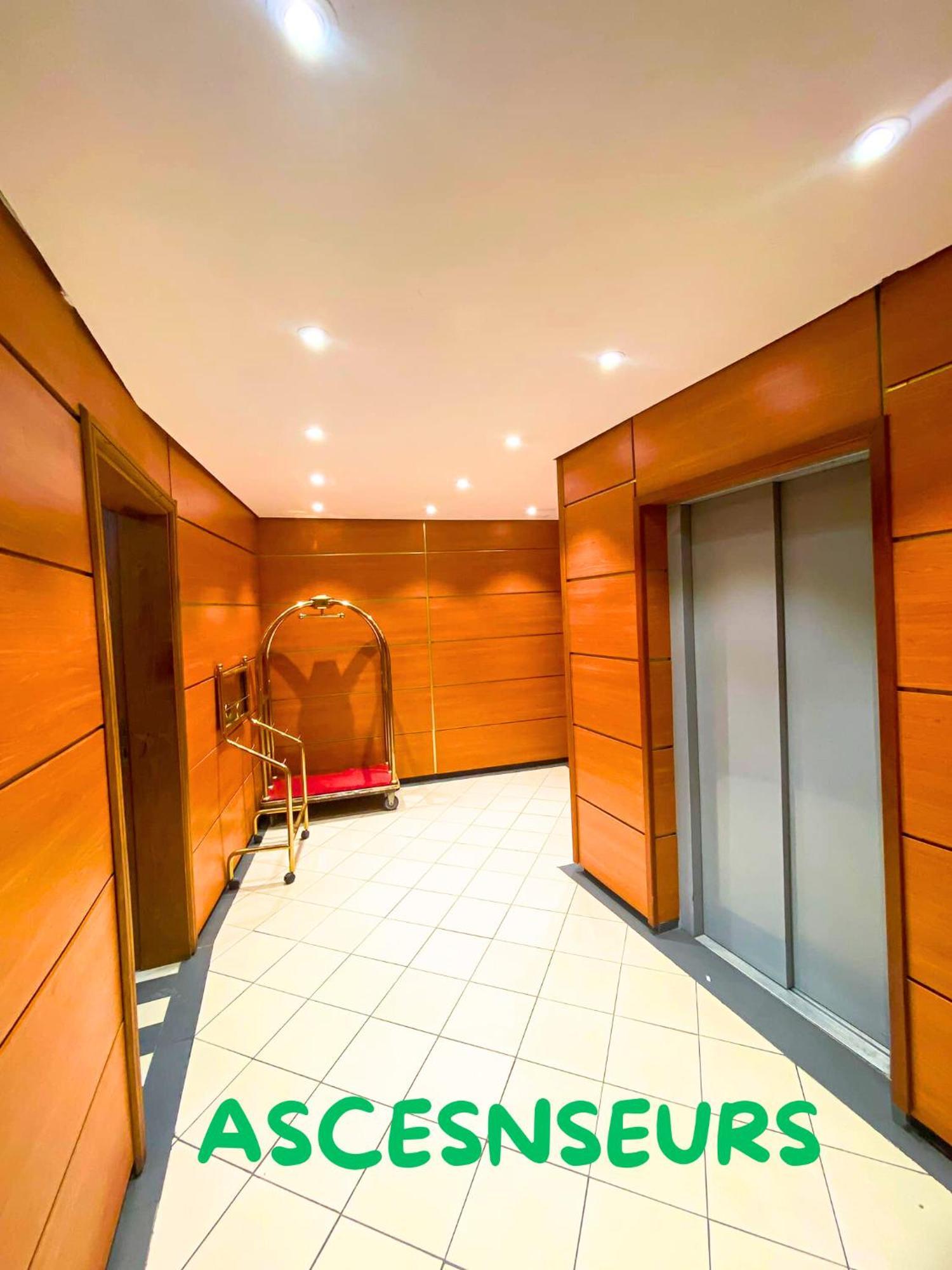 Hotel Vallee Des Princes 두알라 외부 사진